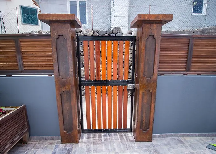 Oliveira's - Madeira Island * Ponta Delgada (Madeira)